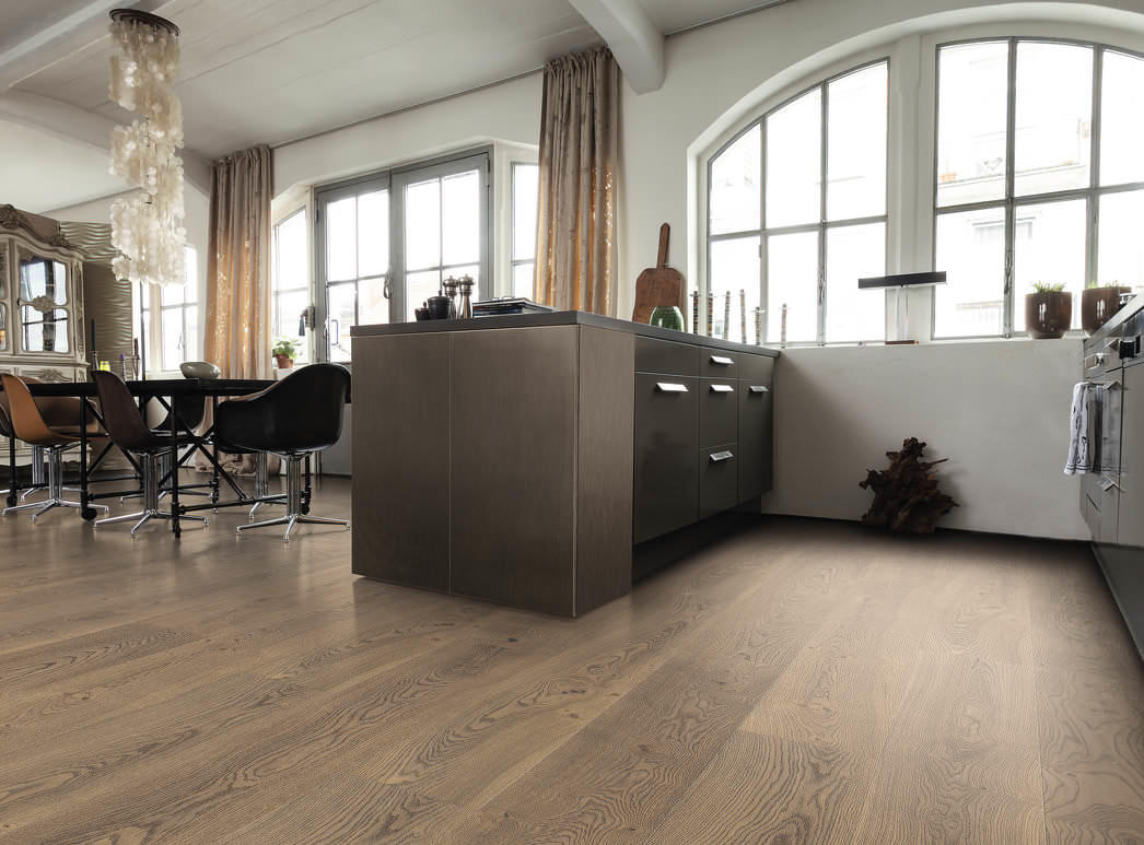 HARO PARKETGULV 4000 Plank Plaza 240 4V Eg tobaksgrå Universal alpin børstet naturaLin plus Top Connect