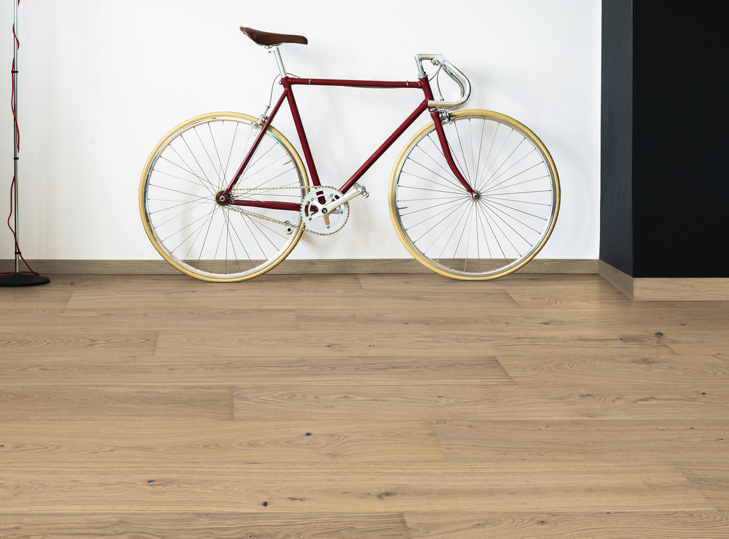 HARO PARKETGULV 4000 Plank Plaza 240 4V Eg lysehvid Markant børstet naturaDur Top Connect